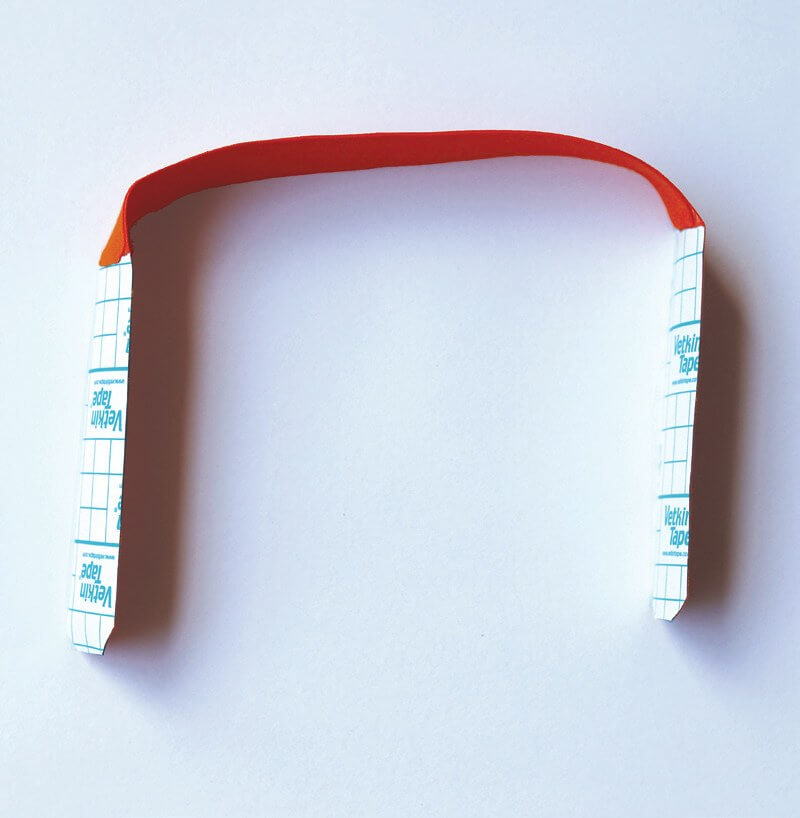 Zwei zu einer Schlaufe verbundene Tape-Streifen